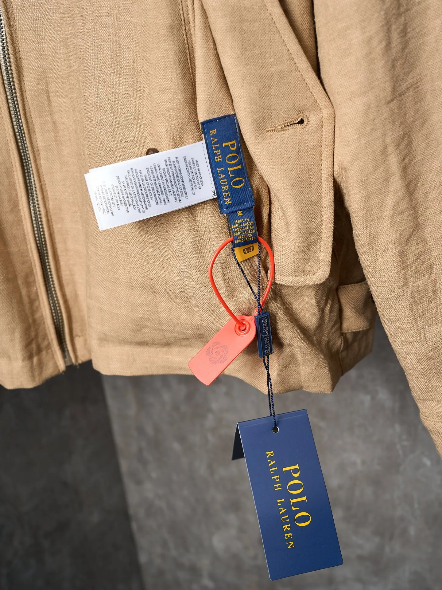 P590 Actual auction] Ralph Lauren/Ralph Lauren pony logo embroidered reversible jacket [Ready stock] S M L The other side is made of matte moiré taffeta that brings a sense of relaxation. It has a casual gene and is embellished with exquisite pony logo. It is highly recognizable. The classic stand-up collar is closed with three hidden button tabs. Simplicity controls complexity. The design philosophy hidden in the details. Double-sided style. One garment hides old money and relaxation. Imported machine embroidery technology is used. Advanced computer control system and sophisticated mechanical components are used to realize the iconic pony embroidery operation with high precision and smooth and delicate lines. The template machine opens the bag. The preset template guides the position, shape and size of the bag opening. The accuracy ensures the quality of the bag opening effect. Process 3: Ergonomic three-dimensional cutting. Return to traditional craftsmanship through segmentation, folding, shrinking and stretching. The so-called slow work produces fine work, which is the respect for the material. The pursuit of feel. The workmanship is complex and cumbersome. Slow aging and high loss. The fabrics have been carefully washed. The hand feel and texture are better. Not easy to deform, not easy to shrink, not easy to fade. Maintains long-lasting good looks and a great fit